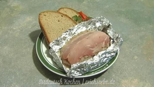 ostdeutsches Hackfleischbrot mit Speck, Zwiebel & Gurke nach DDR Rezept