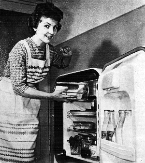 junge Hausfrau in DDR-Küche